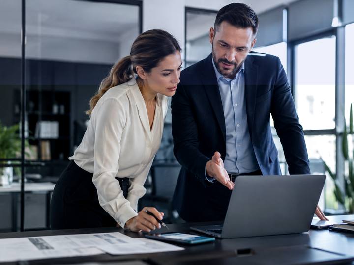 Échange calme autour de documents administratifs